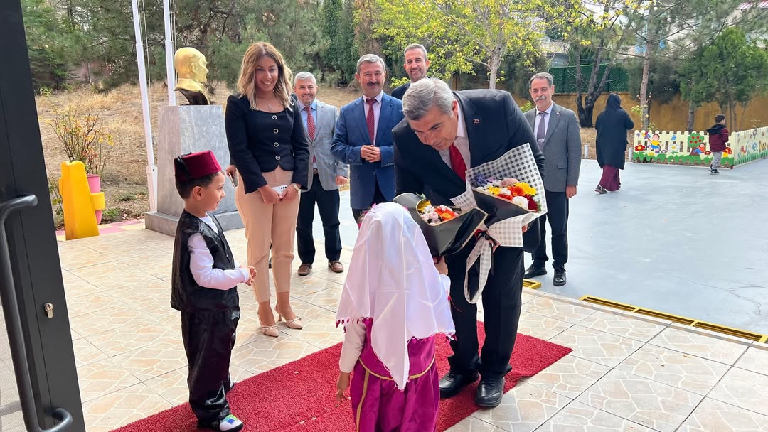 Minik Öğrencilerle Bir Araya Geldi Afyonkarahisar İl Milli Eğitim Müdürü