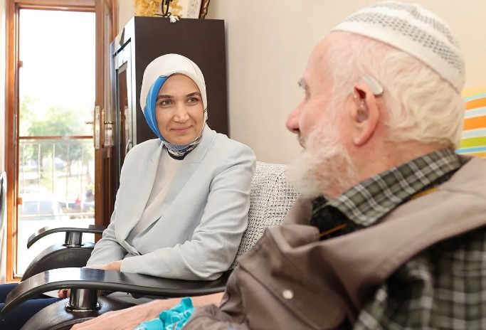 Afyonkarahisar siyasetinde örneği çokça görülen sert ve kaba tavırların aksine