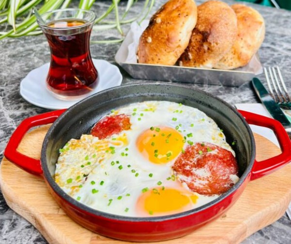 Afyonkarahisar, gastronomi turizminin en önemli etkinliklerinden biri olan Uluslarası sucuklu
