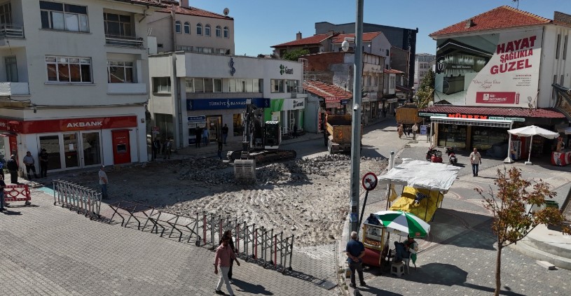 Emirdağ, şehrin kalbi konumundaki Cumhuriyet Meydanı için önemli bir adım