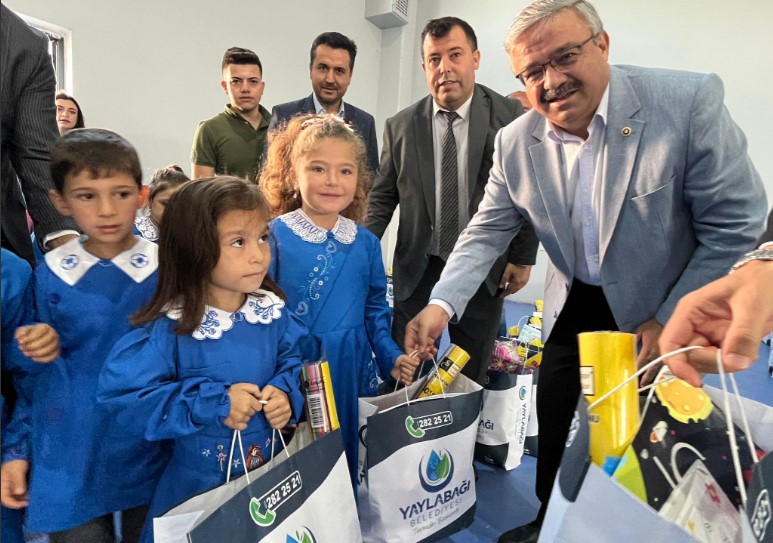 Yaylabağı’nda Tüm Öğrencilere Kırtasiye Desteği Yaylabağı’nda Tüm Öğrencilere Kırtasiye Desteği İhsaniye’nin Yaylabağı beldesinde, öğrencilerin eğitim