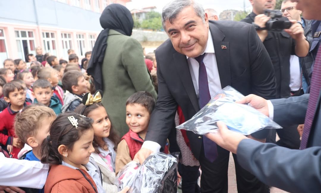 Büyükkalecik İlkokulu’nda Anlamlı Tören Afyonkarahisar’ın Büyükkalecik İlkokulu’nda, minik öğrenciler için