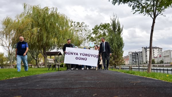 Afyonkarahisar’da Sağlıklı Yaşam Yürüyüşü Afyonkarahisar’da, Dünya Yürüyüş Günü nedeniyle Akarçay
