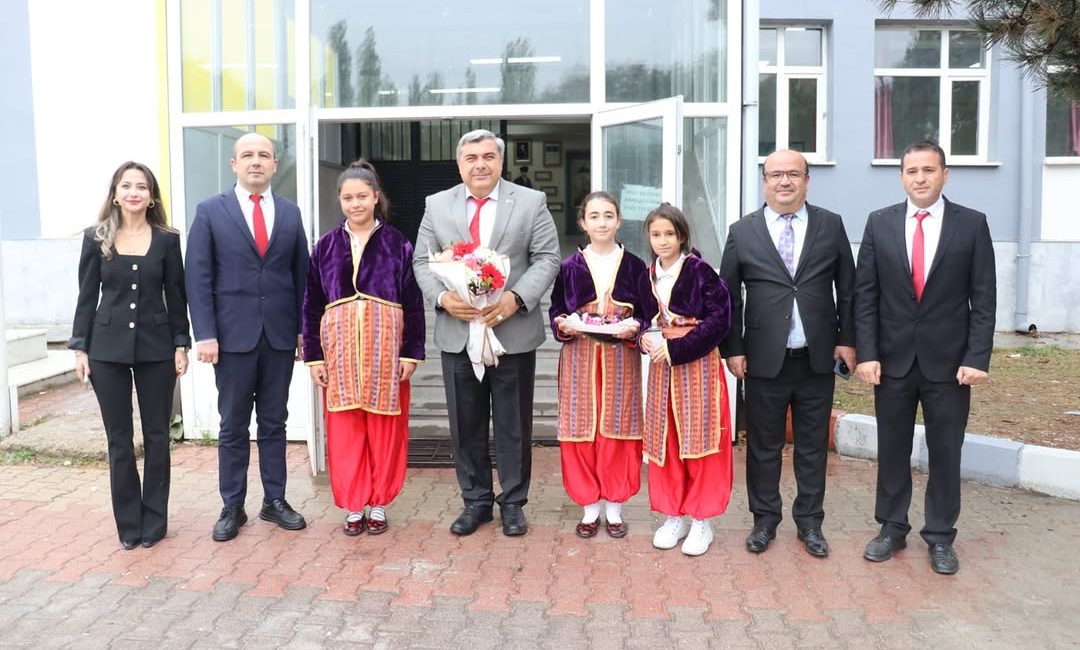 Milli Eğitim Müdürü Sünnetci, Öğrencilere Geleneksel Oyunları Hediye Etti Afyonkarahisar