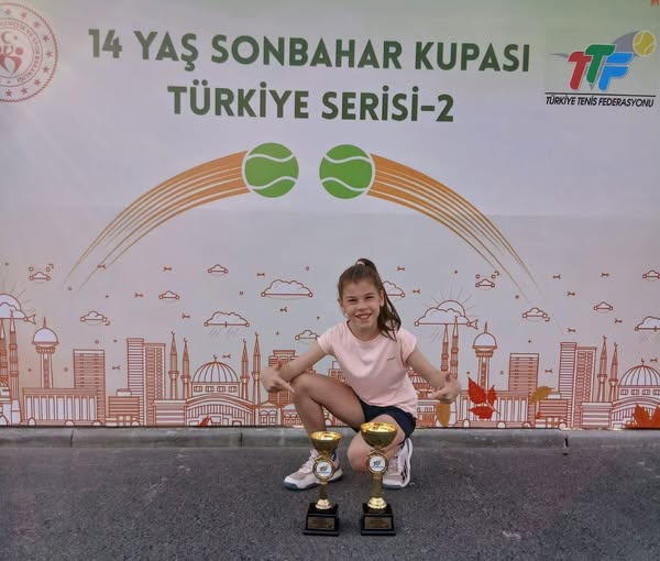 Afyonkarahisar’lı Tenisçiden Büyük Başarı Afyonkarahisar’ın genç yeteneği Hafsa Zehra Çınar,