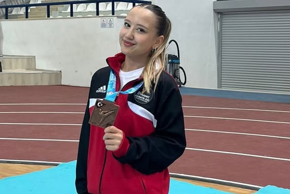 Karatede Büyük Başarı Afyonkarahisarlı karateci Tuğba Süngü, Elazığ’da düzenlenen Ümit,