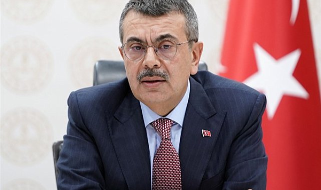 Milli Eğitim Bakanı Yusuf Tekin, Çapa İlkokulu’nu ziyaret ederek öğrenciler