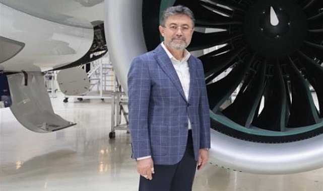 Tören öncesinde fidan dikimi etkinliğine katılan Bakan Yumaklı, toprağa dikilen