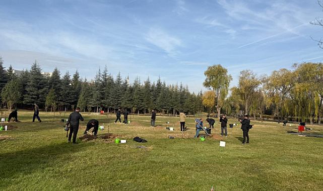 Basın Mensupları ve TSK personeli 63 fidanı toprakla buluşturdu MSB,nin Görsel Yapım ve Foto Film Merkezi Komutanlığında gerçekleştirilen haftalık