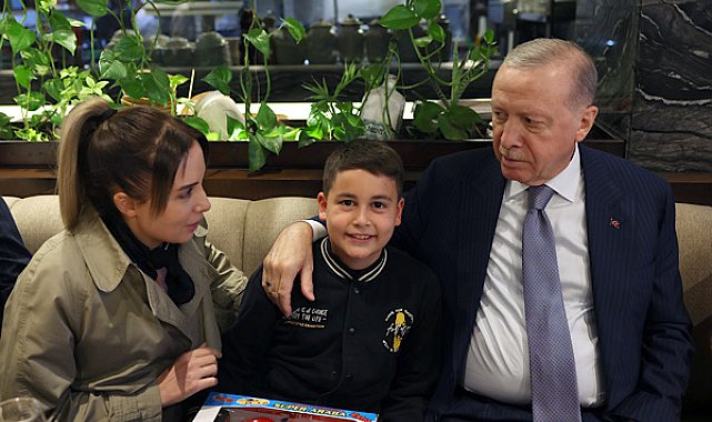 Cumhurbaşkanı Recep Tayyip Erdoğan, Ankara’da bir kafede vatandaşlarla buluştu. Cumhurbaşkanı