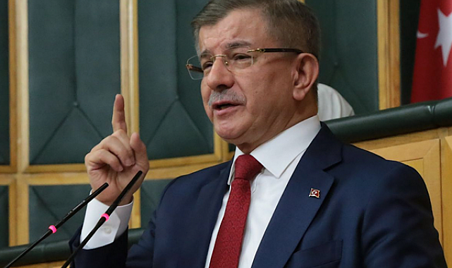 Gelecek Partisi Genel Başkanı Ahmet Davutoğlu, partinin kurucularından Ayşe Berrin