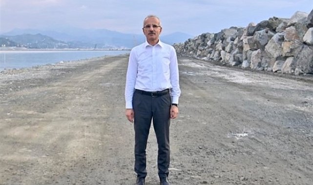 Ulaştırma ve Altyapı Bakanı Abdulkadir Uraloğlu, usta yazar ve şair