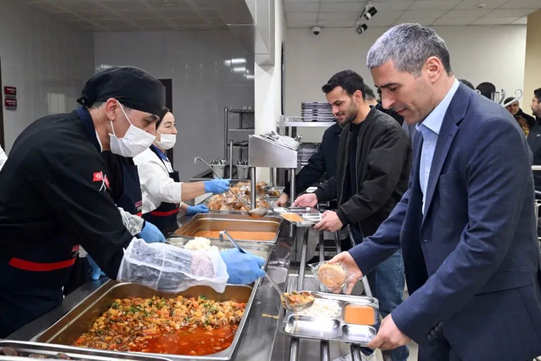 Ramazan ayının manevi atmosferi, gençlerin heyecanıyla buluştu. Afyonkarahisar Valisi Dr.