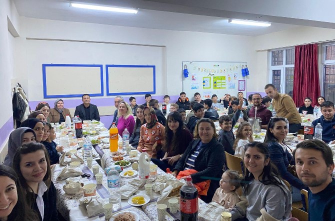 Afyonkarahisar’ın İhsaniye ilçesine bağlı Bozhüyük köyünde geleneksel iftar etkinliği yapıldı.