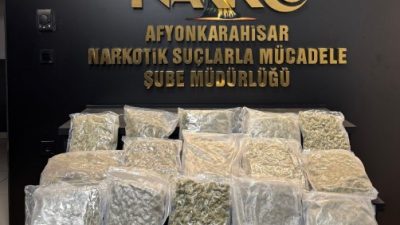 Emniyet ekiplerinin uygulama noktasında durdurduğu otomobilde yapılan aramada 9 kilogram