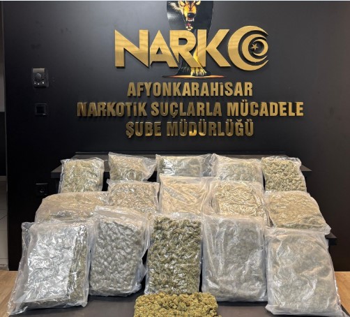 Emniyet ekiplerinin uygulama noktasında durdurduğu otomobilde yapılan aramada 9 kilogram