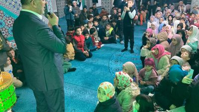 AFYONKARAHİSAR’DA RAMAZAN COŞKUSU: CAMİDE ÇOCUKLARA HEDİYE, MUHTARLIKTA ŞEHİT ANISINA ANLAMLI