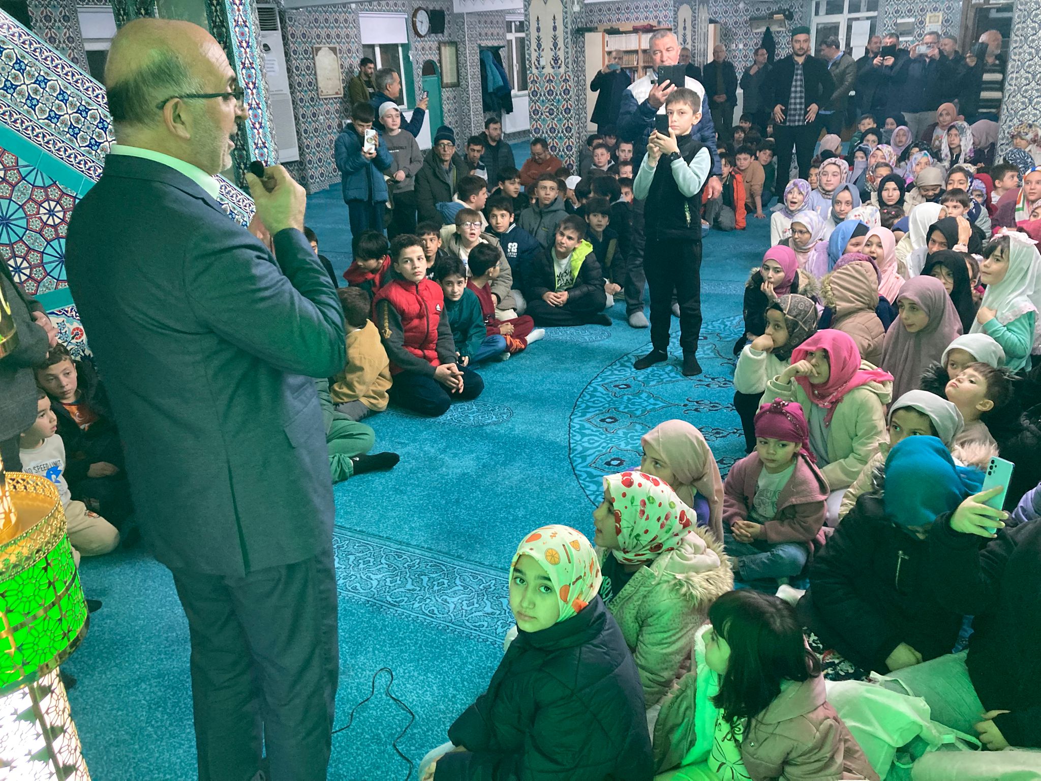 AFYONKARAHİSAR’DA RAMAZAN COŞKUSU: CAMİDE ÇOCUKLARA HEDİYE, MUHTARLIKTA ŞEHİT ANISINA ANLAMLI