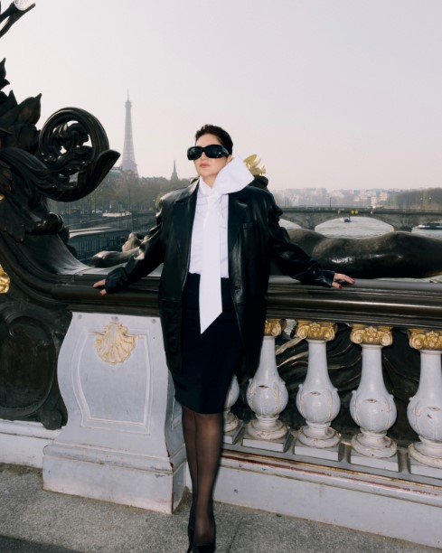 SİBEL CAN PARİS’TE ZAMANSIZ ŞIKLIĞIYLA GÖZ KAMAŞTIRDI PARİS’TE SİBEL CAN