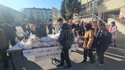 Cumhuriyet Lisesi mezunlarından öğrencilere Ramazan pidesi ikramıAfyonkarahisar Cumhuriyet Lisesi 1984-1985