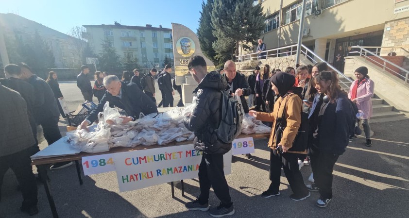 Cumhuriyet Lisesi mezunlarından öğrencilere Ramazan pidesi ikramıAfyonkarahisar Cumhuriyet Lisesi 1984-1985