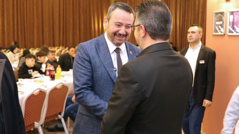 Sandıklı Belediye Başkanı Adnan Öztaş, Sandıklı Belediyesi tarafından düzenlenen belediye personellerimizle iftar sofrası programına katıldı. Program Park Otel’de gerçekleştirildi. Programa; Afyonkarahisar AK Parti Milletvekilimiz