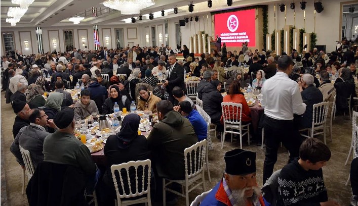 Taytak, “’MHP’ye yüzde 8 diyenler bu salonları görsünler’ MHP Afyonkarahisar İl Başkanlığı tarafından düzenlenen iftar programı yoğun katılımla