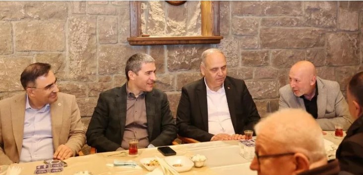 Erkmen Yatılı Kur’an Kursu’nda Kur’an’ın rehberliğinde hafızlık eğitimi alan öğrencilerle