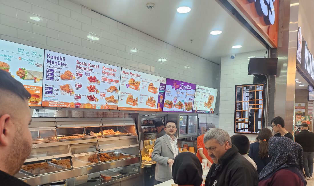 Bayramın İlk Gününde AVM’lerde Yoğunluk Ramazan ayının sona ermesiyle birlikte vatandaşlar alışveriş merkezlerine akın etti.