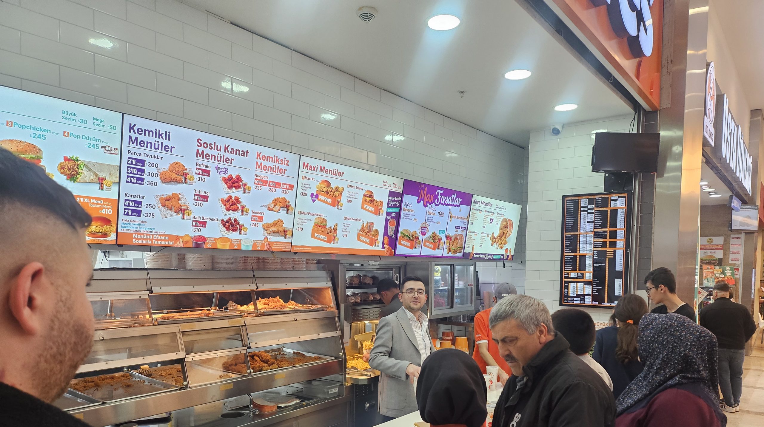 Ramazan ayının sona ermesiyle birlikte vatandaşlar alışveriş merkezlerine akın etti.