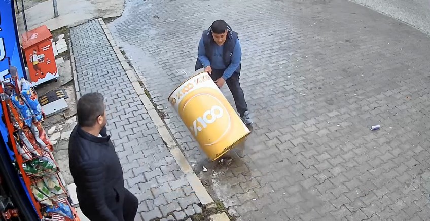 Afyon’da Tekel Bayisine Bıçaklı, Sopalı Saldırı: İş Yeri Sahibi Darp Edildi <iframe width=”560″ height=”315″ data-src=”https://www.youtube.com/embed/ThkX-3GciyI?si=_iJ7gexbrgmZCG3x” title=”YouTube video player” frameborder=”0″ allow=”accelerometer; autoplay;