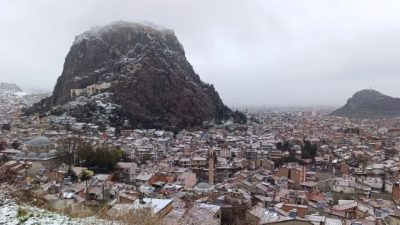   Meteorolojinin uyarılarının ardından Afyonkarahisar’da sabah saatlerinde başlayan kar yağışı