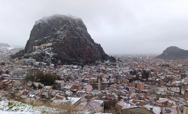   Meteorolojinin uyarılarının ardından Afyonkarahisar’da sabah saatlerinde başlayan kar yağışı