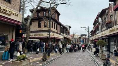 Afyon’da Bayram Yoğunluğu Zirve Yaptı: Kuyruklar Çarşı Girişine DayandıAfyonkarahisar’da bayramın