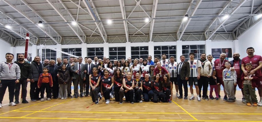 Çay’da 2025 Aile Yılı Voleybol Turnuvası Sona Erdi Çay’da 2025 Aile Yılı Voleybol Turnuvası Sona Erdi Afyonkarahisar’ın Çay