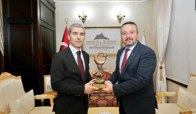 Sandıklı Belediye Başkanı Adnan Öztaş, kentte göreve başlayan Afyonkarahisar Valisi Dr. Naci