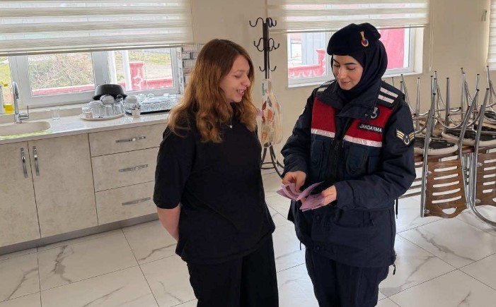 Emirdağ’da Jandarmadan Kadınlara KADES Bilgilendirmesi, Öğrencilere Ziyaret Emirdağ’da Jandarmadan Kadınlara KADES Bilgilendirmesi, Öğrencilere Ziyaret Afyonkarahisar İl Jandarma
