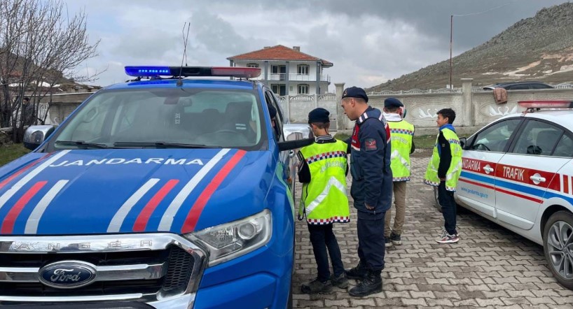 Çobanlar’da Jandarmadan Öğrenci ve Öğretmenlere Trafik Eğitimi Afyonkarahisar İl Jandarma Komutanlığı tarafından Çobanlar ilçesinde 9 öğretmen