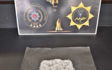   Durdurulan otomobilde yapılan çalışmada 21,74 gram uyuşturucu madde ele