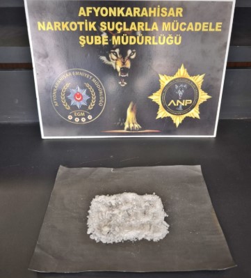 Afyonkarahisar Emniyet Müdürlüğü Operasyonu: 21,74 Gram Uyuşturucu Ele Geçirildi, 1 Kişi Tutuklandı Durdurulan otomobilde yapılan çalışmada 21,74 gram uyuşturucu madde ele