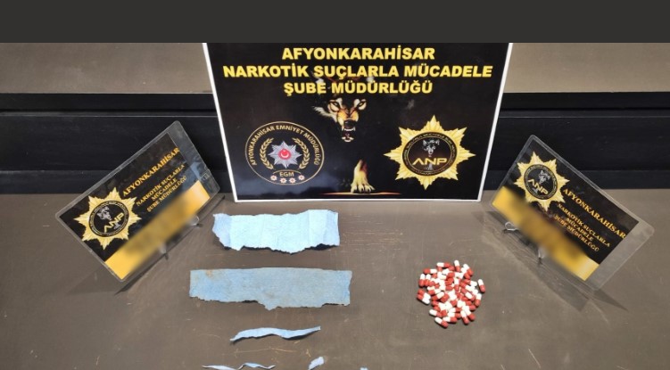 Sokak satıcılarına yönelik çalışmalarda uyuşturucu maddeler ele geçirilirken, 3 kişiye