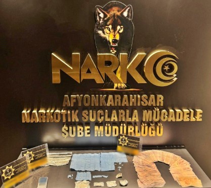 Afyon’da Sokak Satıcılarına Operasyon: Uyuşturucu ve 61 Bin TL Ele Geçirildi Afyonkarahisar Emniyet Müdürlüğü ekiplerinin sokak satıcılarına yönelik çalışmasında uyuşturucu