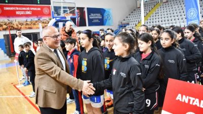 Okul Sporları Küçükler Kız-Erkek Basketbol Grup Müsabakaları, açılış seremonisinin ardından