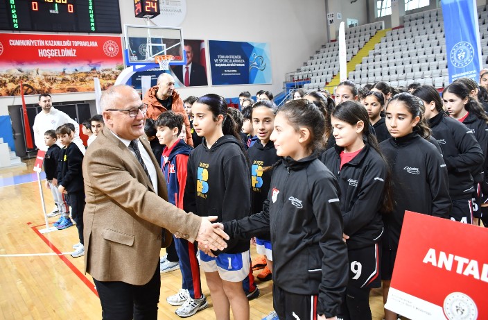 Okul Sporları Küçükler Kız-Erkek Basketbol Grup Müsabakaları, açılış seremonisinin ardından