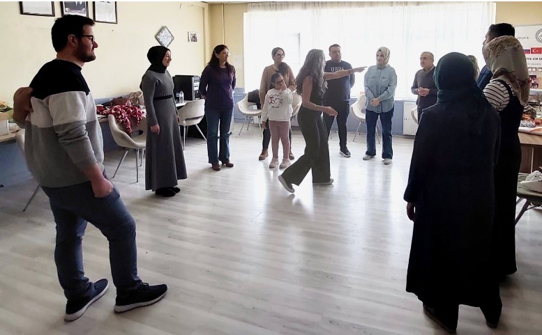 Koda Emirdağ Öğretmen Topluluğu’nda ‘Yaratıcı Drama’ eğitimi gerçekleştirildi. Köy Okulları