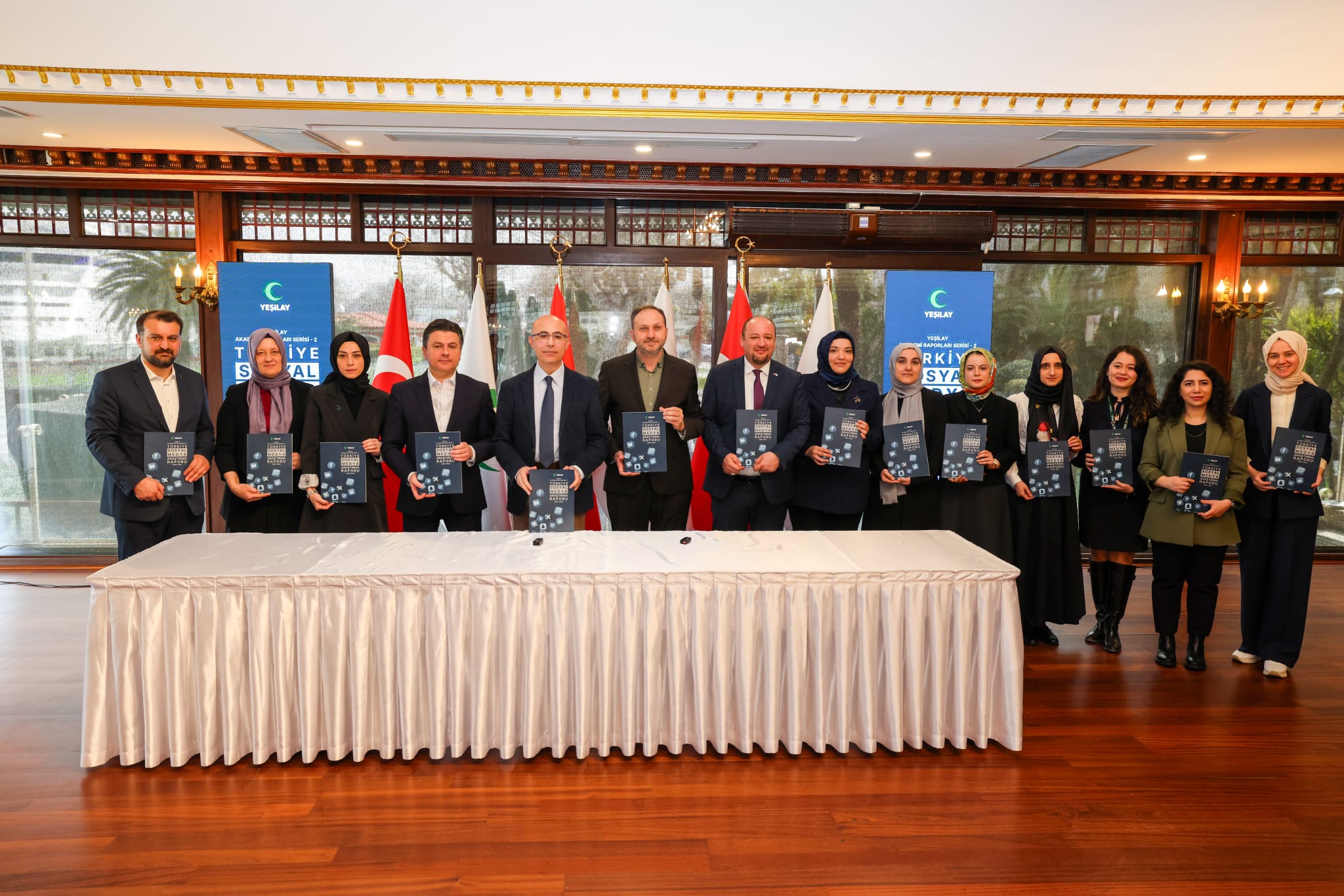 YEŞİLAY’DAN UYARI: “SOSYAL MEDYA HEM BAĞIMLILIK OLUŞTURUYOR HEM DİĞER BAĞIMLILIKLARA