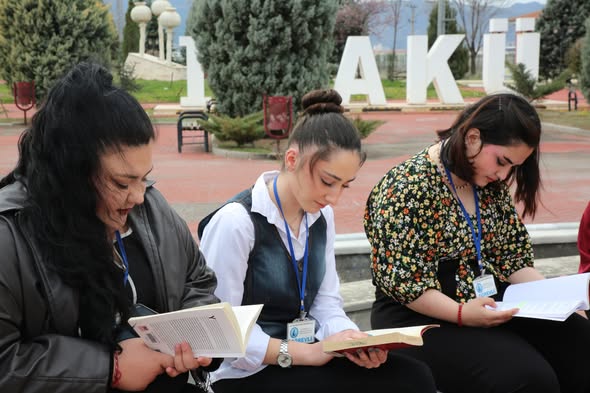 62. Kütüphane Haftası AKÜ’de Coşkuyla Kutlandı Kamuoyunu yakından ilgilendiren bu haberde, Doğayla İç İçe Okuma Buluşması