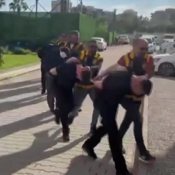 Kamuoyunda büyük yankı uyandıran bu haberde, Okul yakınında silahlı panik: