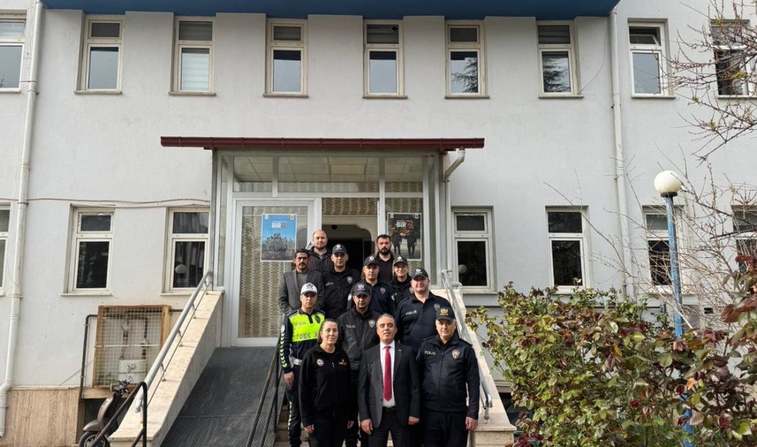 Yapılan açıklamalar doğrultusunda, Afyonkarahisar’da Aranan Hırsızlık Zanlısı Yakalandıİlçe emniyet birimleri