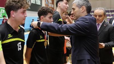 Afyonkarahisar’da Genç Futbolcular Vali’den Ödül Aldı Tüm gözlerin çevrildiği bu gelişmede, Genç Yetenekler Sahada Fark Yarattı